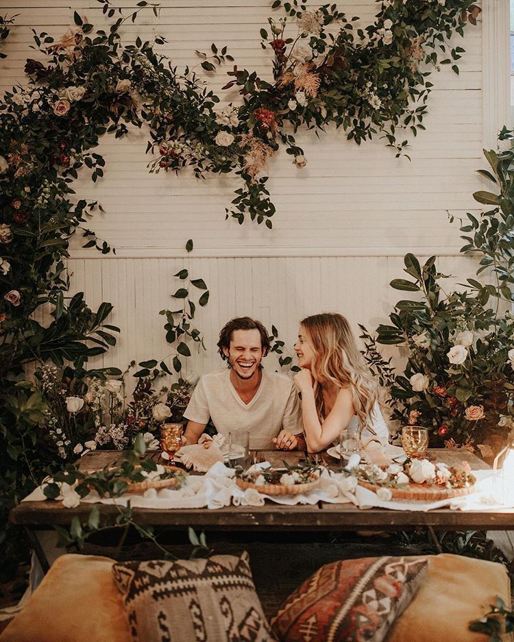 Não é à toa que o estilo Boho se tornou um dos mais apaixonantes e utilizados em celebrações de casamento ao redor do mundo. Ele traz uma atmosfera que une liberdade criativa, texturas naturais e muita alma. O Boho resgata o que é essencial: o aconchego e a celebração do afeto de forma autêntica.